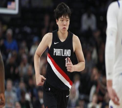 NBA新赛季打响，杨瀚森将迎首秀，美媒：这名来自中国的中锋有望成为“进攻枢纽”