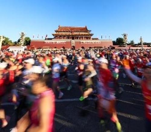 视频｜2025北马开跑！3万余名选手从天安门广场出发