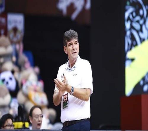 对球队失控CBA下课第一人原因曝光，和官宣不一样，球迷吵翻天