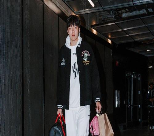 开拓者官方社媒晒出赛前入场照：杨瀚森依旧拿着粉色小书包