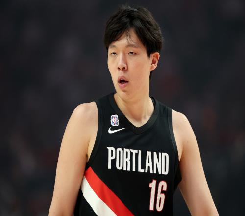 揭秘杨瀚森困境：头号替补中锋场均2分成伪轮换下放成必然结果