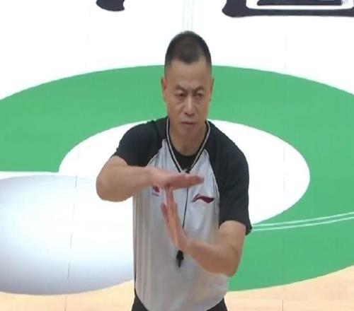 媒体人：新赛季CBA累计8次技犯停赛1场，从第9次起每次罚1万元