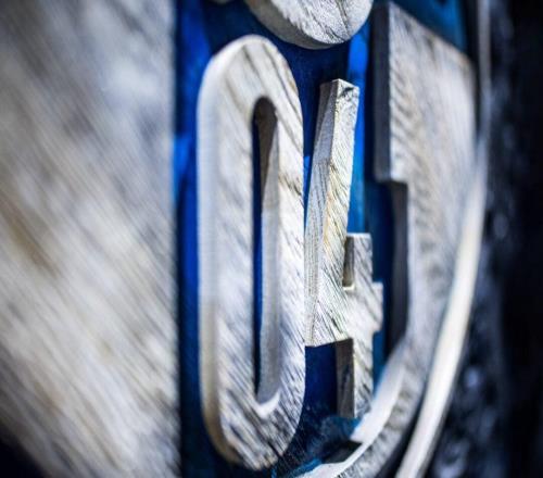 本队球迷袭击对手摄影师，沙尔克04：强烈谴责并展开调查