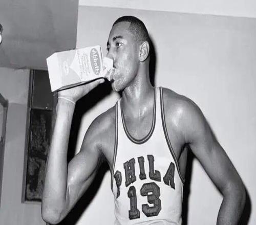 媒体评NBA历史20大球星，乔丹拉塞尔前2名，科比詹姆斯竟然一个档级