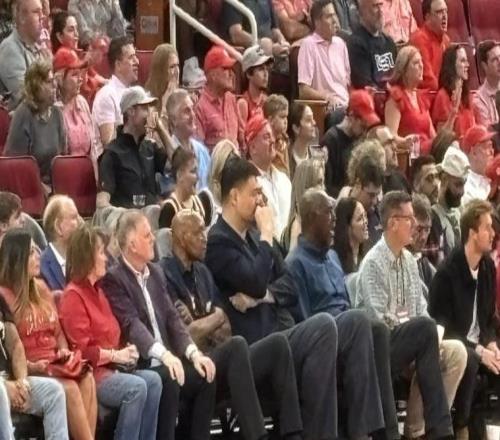 姚明与大梦来到火箭主场观战！队记：姚明让大梦看起来像后卫