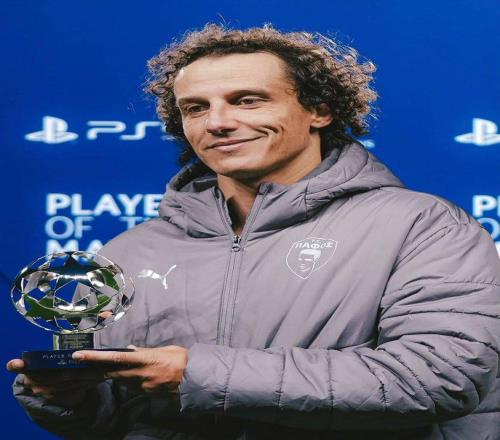 38岁大卫路易斯当选欧冠全场最佳，少打一人仍保持零封