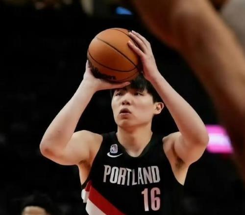 就在今天，杨瀚森NBA首秀：出场5分钟仅得2分，开拓者惨遭逆转