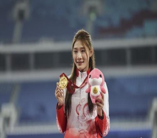 广东田径首金喜悦再来一次！4×400米混合接力颁奖