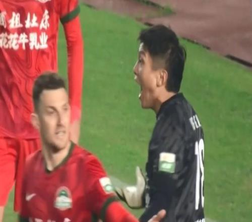 河南队门将王国明庆祝赢球：恭喜球队喜提3分，差点感冒了