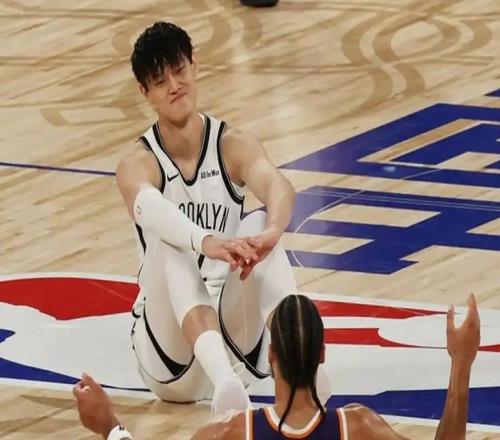 回国打CBA，还是加入发展联盟曾凡博应该如何选择