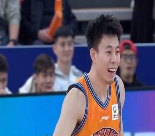 上海男篮取6连胜刘铮关键抢断张镇麟20分攻防俱佳洛夫顿换打法