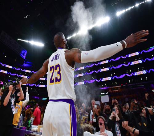 詹姆斯被联盟亏待！遭遇各种恶犯都没罚球！却成为GOAT！