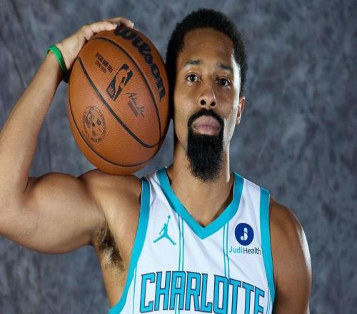 变阵，黄蜂队在签下斯宾塞丁威迪三个月后裁掉他