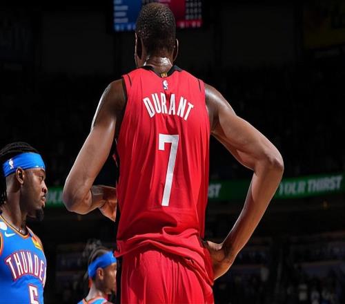 进攻状态马马虎虎，防守端出现致命错误，杜兰特火箭首秀表现平平