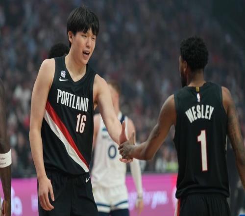 体坛快评首次枯坐板凳一整场，杨瀚森体会到了NBA的残酷