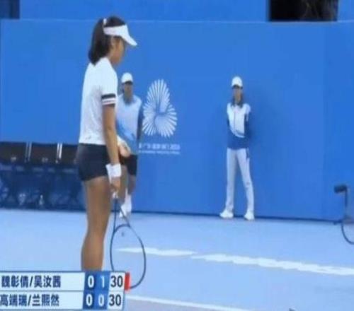 十五运会网球赛场出现“蟑螂”？官方回应：是趋光夜行性飞蛾