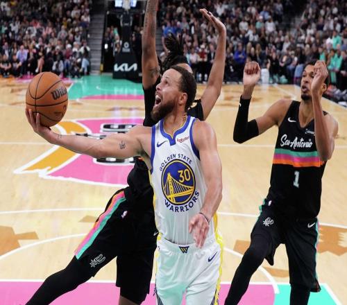 库里46+5+单节22分创NBA历史第1神迹，还刷爆纪录！勇士逆转马刺