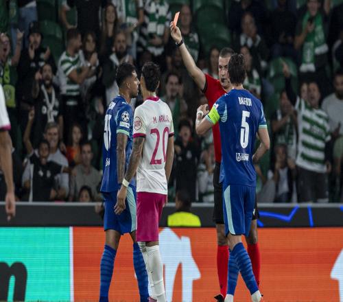 马赛点球变红牌！奥巴梅扬：欧冠出现这种水平的裁判太可耻了