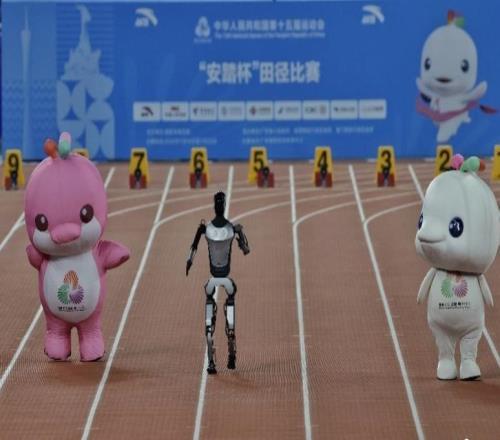 你猜谁赢了？飞人大战前，十五运会吉祥物与机器人竞赛百米跑