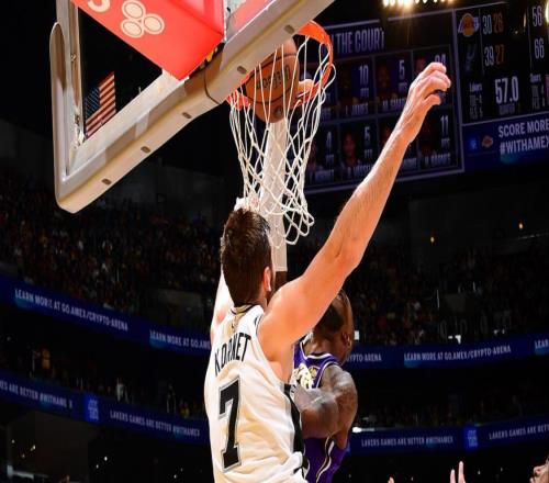 詹姆斯快41岁还能隔扣和追帽！不愧历史第一人！