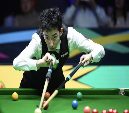 体坛联播曼城3比0横扫利物浦，37岁80天莱万帽子戏法