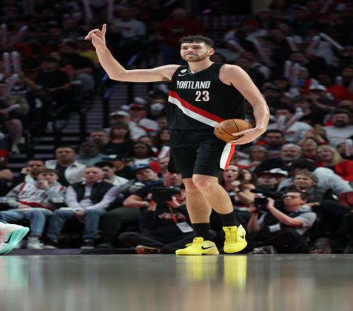 撑起内线大旗！克林根12中8得到14分16篮板