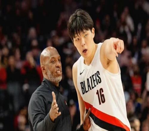 杨瀚森主帅出事！比卢普斯因非法赌博被逮捕新赛季刚执教1场