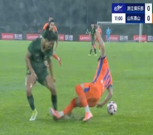 中超巨大争议！泰山又被“黑”，卢卡斯手球被无视，媒体人不满