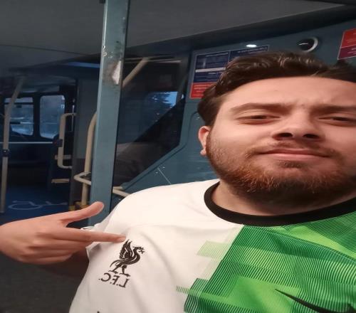 英媒：巴士司机身穿利物浦球衣被切尔西球迷围攻，之后被解雇