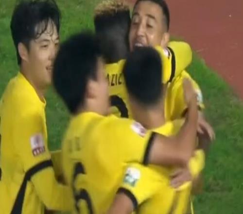 蓉城争冠战丢球！德尔加多致命失误，刘殿座一脸无奈，媒体人开炮