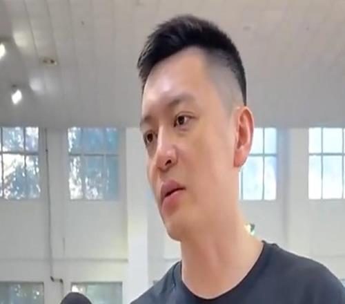 杨鸣宣布周俊成退役！生涯投篮效率拉胯，现活跃野球场场次极多！