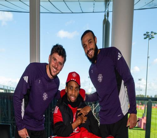 一些重病曼联球迷被邀请到卡灵顿与球员见面，并观看球队训练