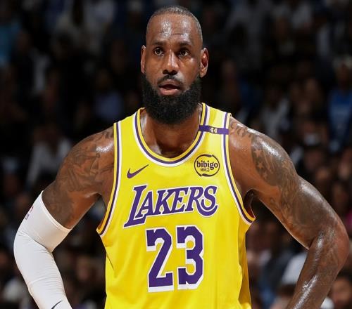 字母哥轰30+10+5仍无缘今日最佳！对不起，你碰到不讲理的老詹了