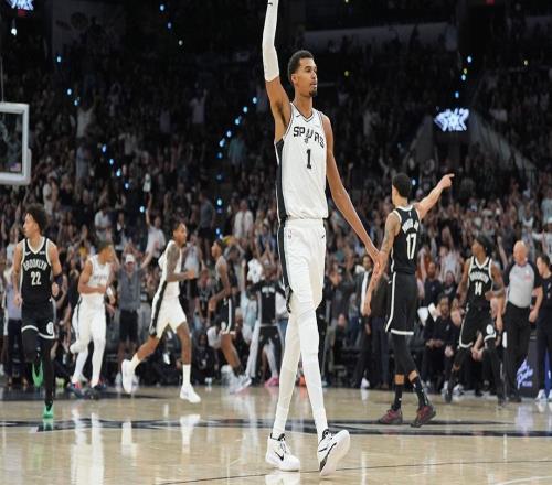 维克托文班亚马在NBA开幕周的精彩表现，为他赢得了NBA荣誉