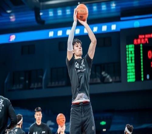 北京男篮续约奥莫特真因曝曾凡博引起多支澳大利亚NBL球队兴趣
