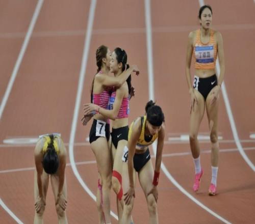 劳模莫家蝶轻松蝉联400米栏冠军成双冠王，还将两项冲金