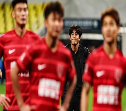 蓉城亚冠主场首负！媒体人热议：踢得稀巴烂，替补真打不过8外援