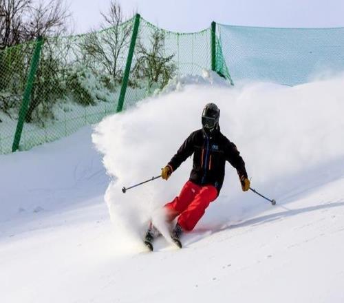 初雪后首个周末，京郊雪场迎客流小高峰