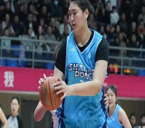 女姚明首秀砍15+6，2米26张子宇暴露2大问题，主教练犀利指出不足