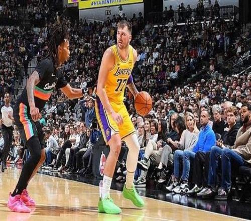 东契奇38+10+10詹姆斯休战湖人卡位战不敌马刺