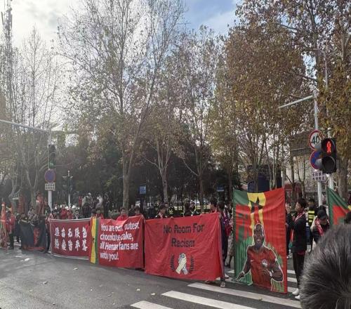 热爱皆平等，河南球迷赛前在球场外声援阿奇姆彭