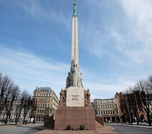 邮报：因担心英格兰球迷在上面小便，拉脱维亚纪念碑被围起来