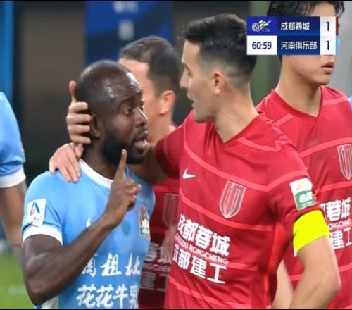 恐遭罚蓉城球迷朝河南外援竖中指+学猴叫致其崩溃！比赛险中断