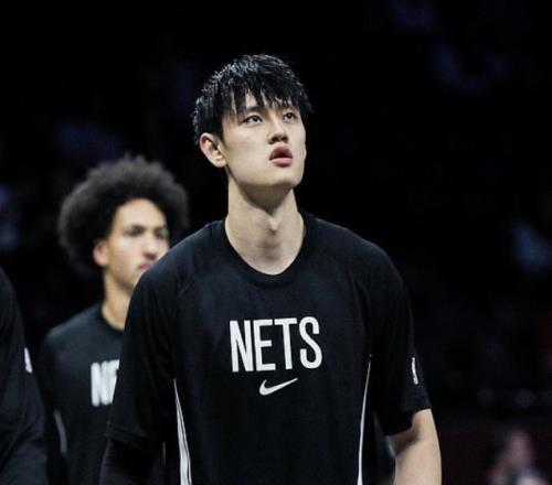 京媒：曾凡博获得双向合同留在NBA的前景并不乐观