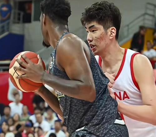 打成大腿！中国男篮正式迎来“欧式中锋”，近20年内最强传统内线