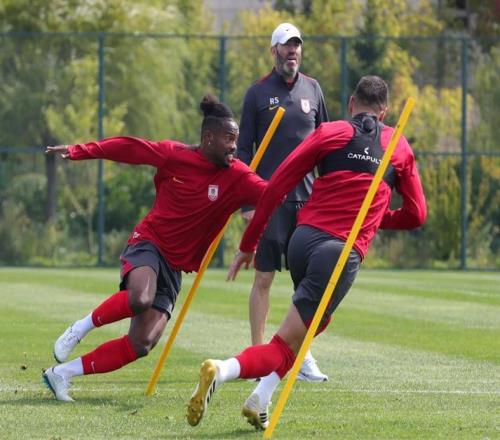 CCTV5直播河南VS亚泰！卡多索停赛卡米洛复出51狠揍一顿小兄弟