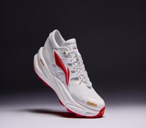 顶尖专业科技融合东方美学，李宁发布米兰冬奥领奖装备