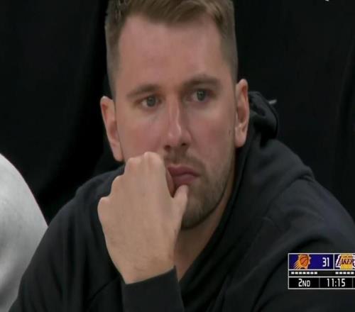 湖人首节落后15分，东契奇场边观战眼神空洞