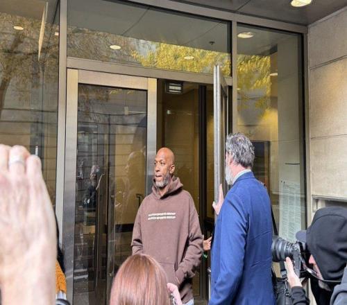 美记：比卢普斯在听证会结束后离开，没有透露任何内容