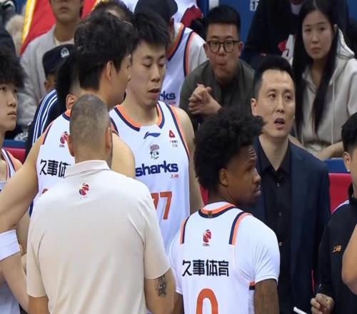 单节338，上海男篮轻取青岛豪取八连胜，王哲林21+8，王睿泽低迷